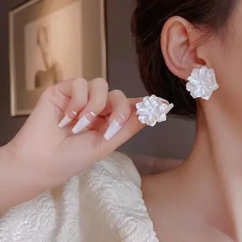 2022 Neue Trend Weiße Blume Frauen Ohrringe Mode Charme Frau Ohrring Schmuck Korean Niedliche Mädchen Party Stud Acryl Zubehör